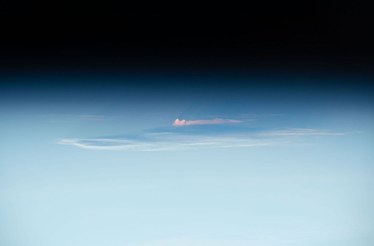 עננים קולטים את אור השמש. צולם מעל ערב הסעודית (צילום: נאס"א)